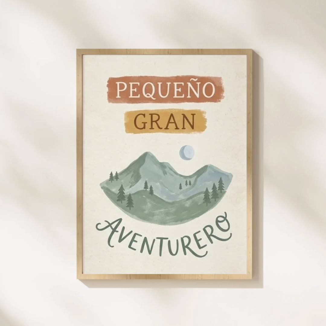 Lámina infantil «Pequeño gran aventurero» con ilustración de montañas y naturaleza – Viva La Home