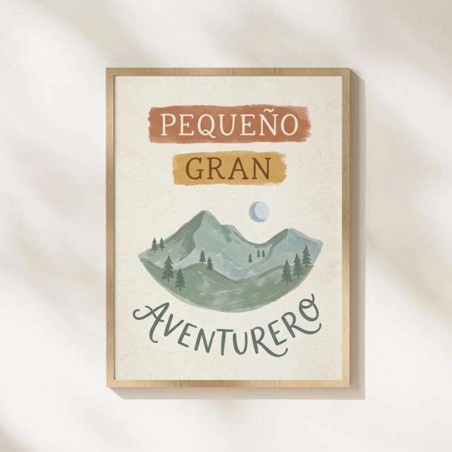 Lámina infantil «Pequeño gran aventurero» con ilustración de montañas y naturaleza – Viva La Home
