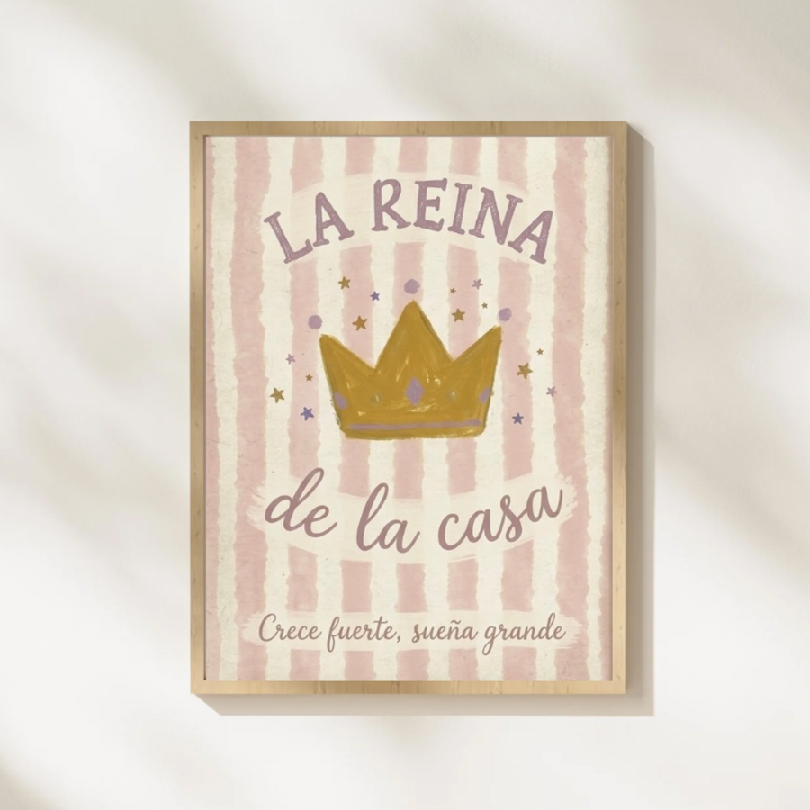 Lámina infantil «La reina de la casa» con ilustración de corona en tonos rosas – Viva La Home