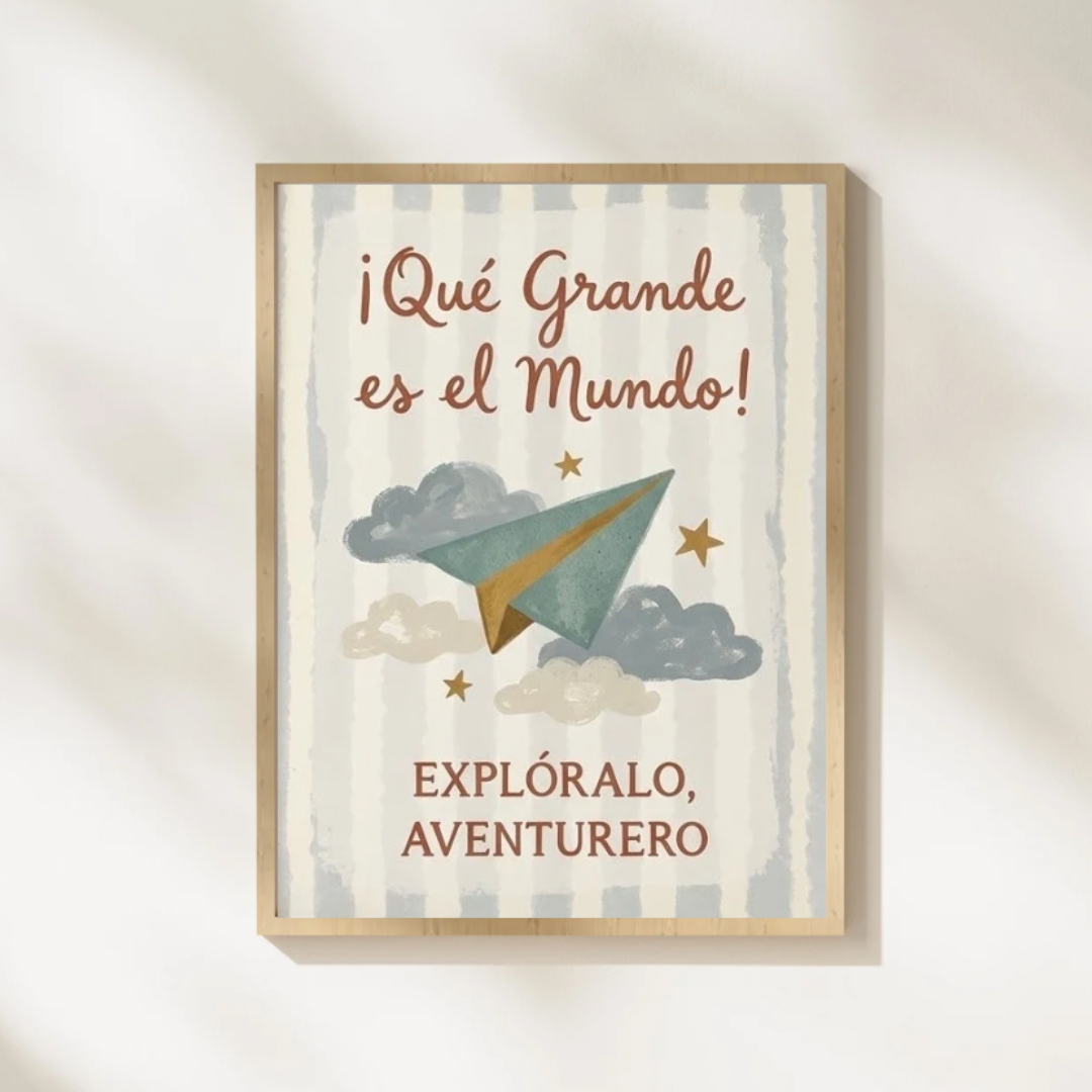 Lámina infantil «¡Qué grande es el mundo!» con ilustración de avión de papel entre nubes – Viva La Home