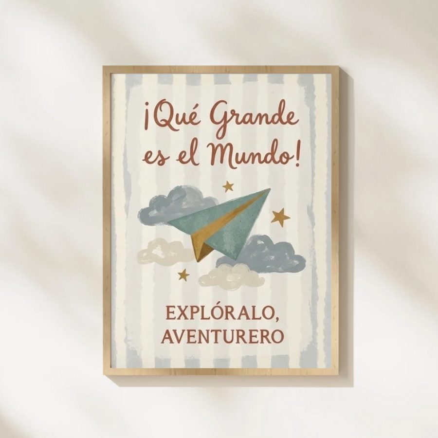 Lámina infantil «¡Qué grande es el mundo!» con ilustración de avión de papel entre nubes – Viva La Home