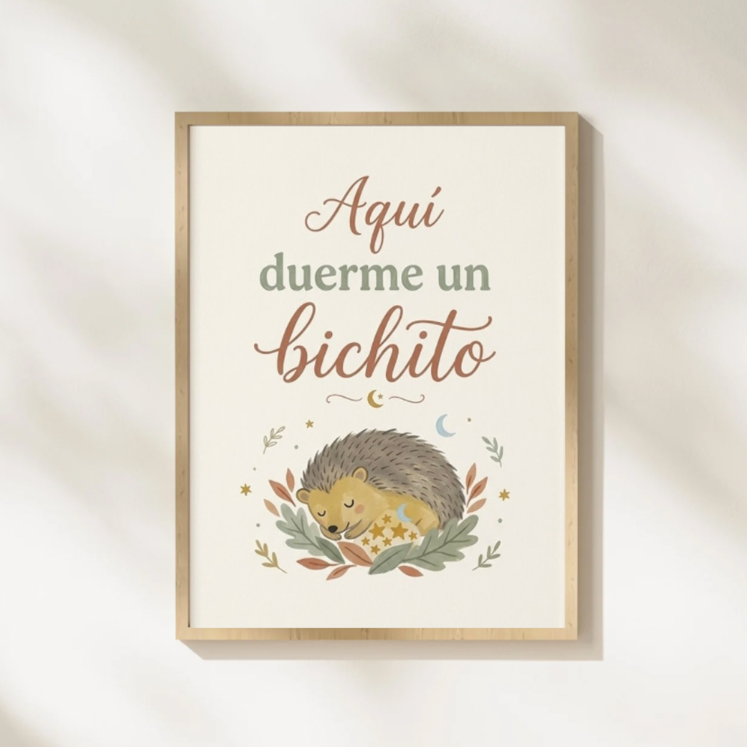 Lámina infantil «Aquí duerme un bichito» con ilustración de erizo dormido – Viva La Home