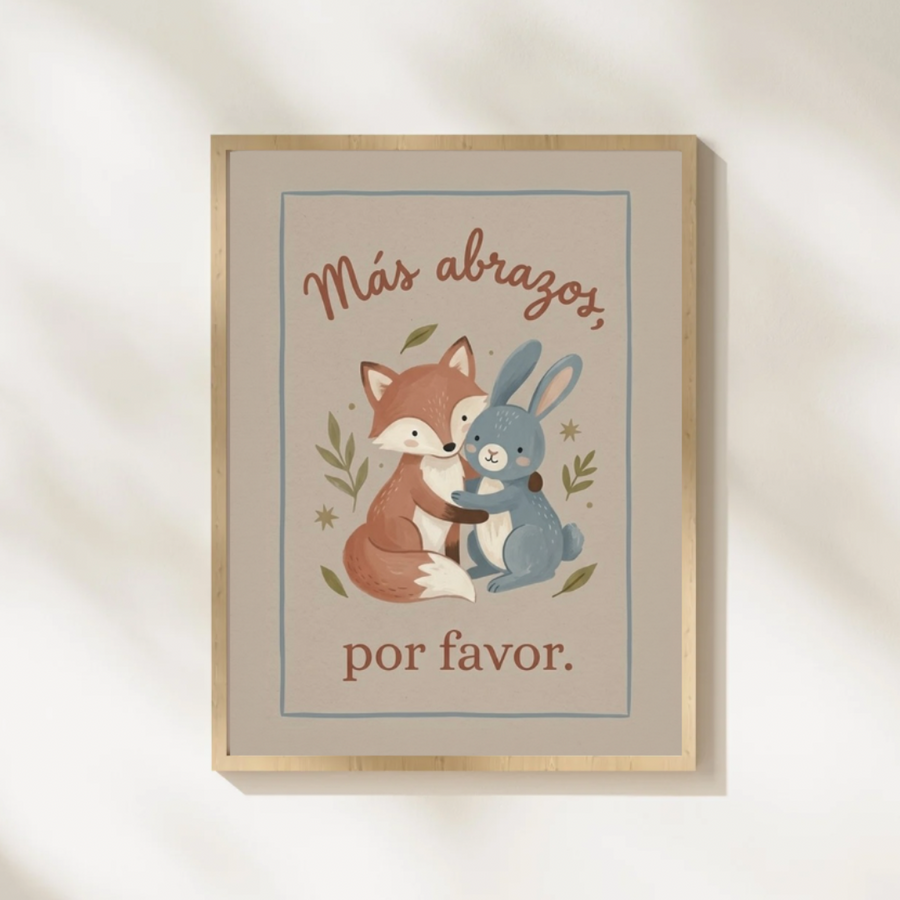 Lámina infantil «Más abrazos, por favor» con ilustración de zorro y conejito abrazados – Viva La Home