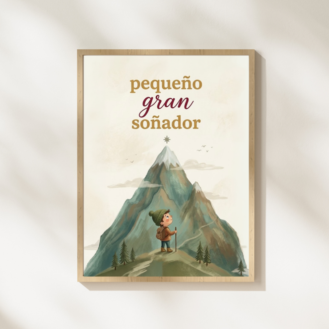 Lámina infantil «Pequeño gran soñador» con ilustración de aventurero frente a una montaña – Viva La Home