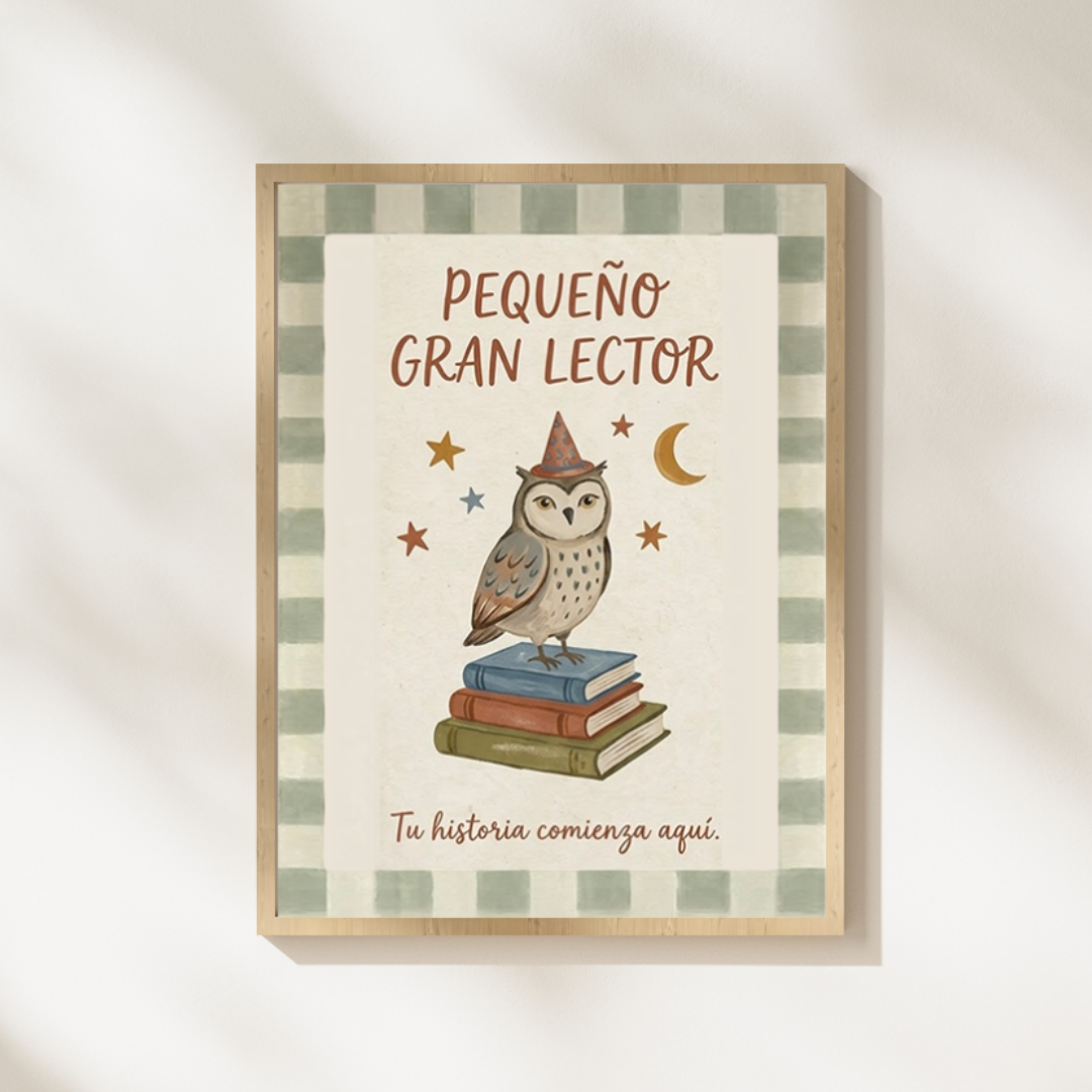 Lámina infantil «Pequeño gran lector» con ilustración de búho sobre libros – Viva La Home