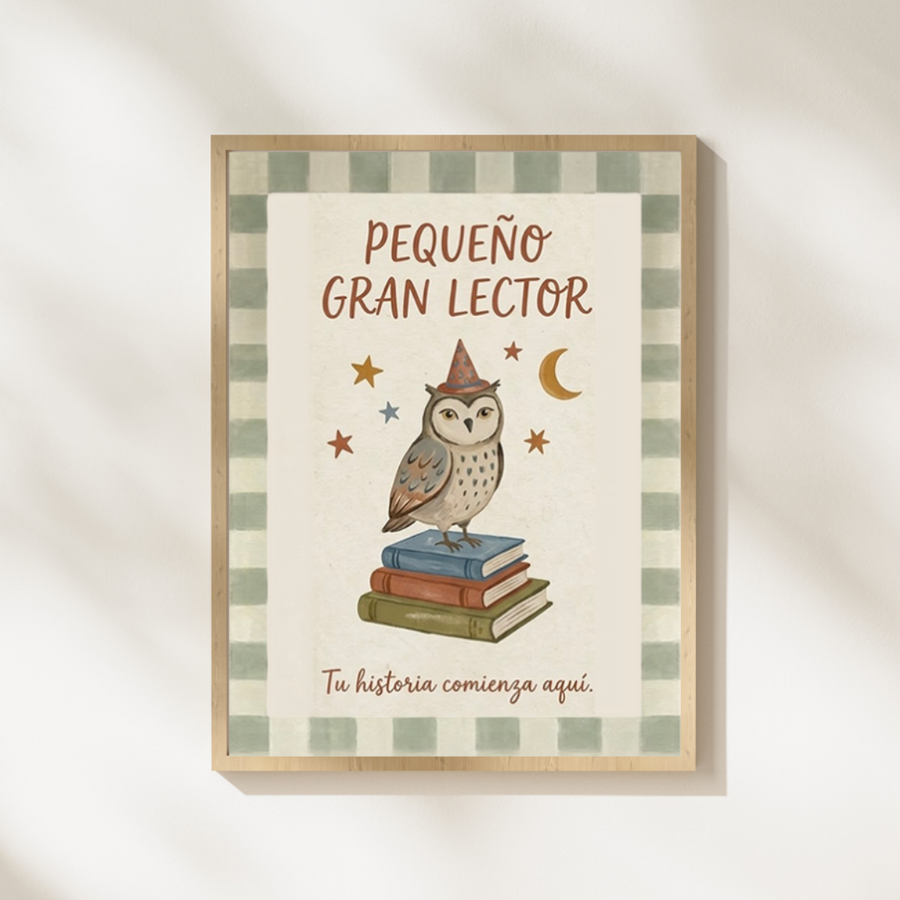Lámina infantil «Pequeño gran lector» con ilustración de búho sobre libros – Viva La Home