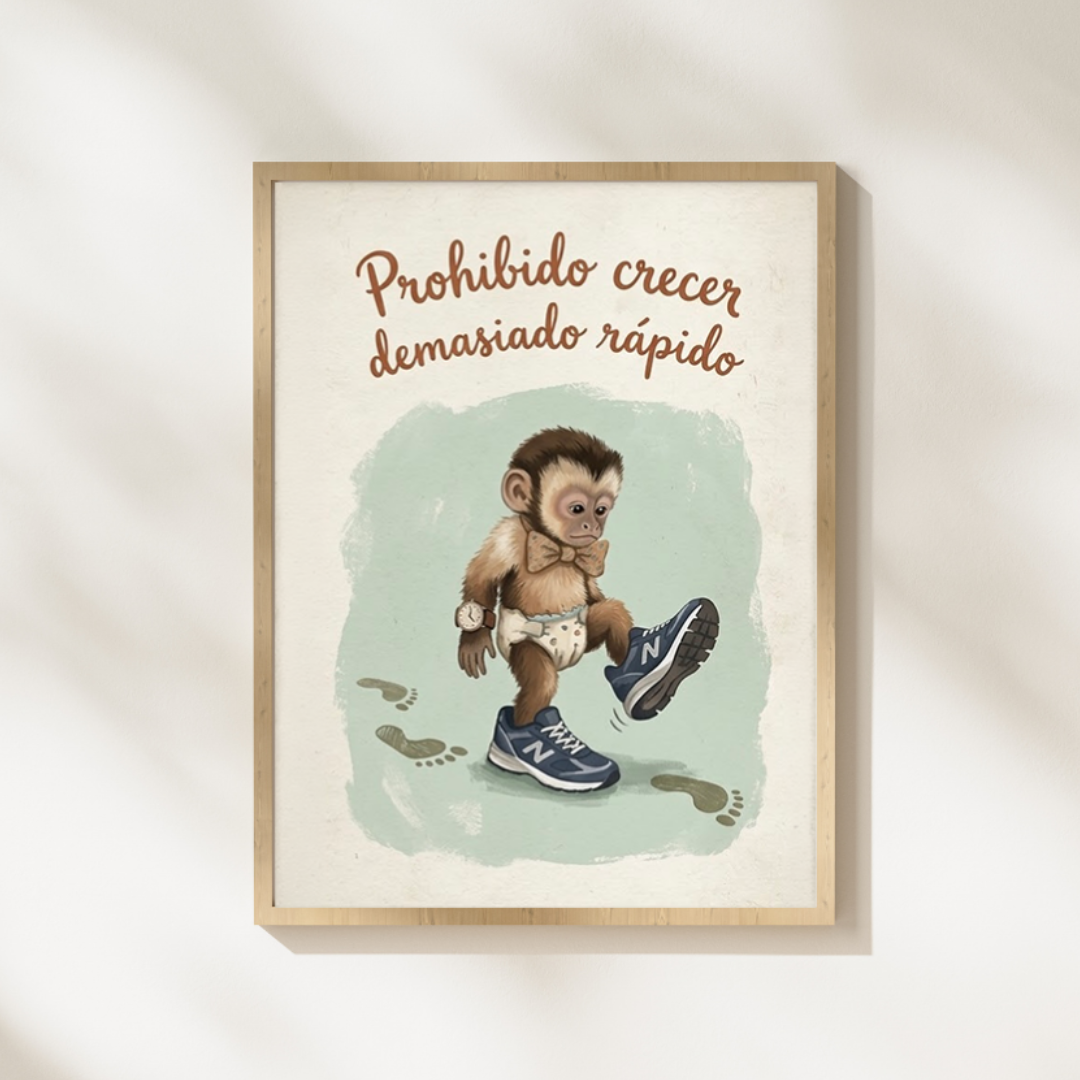 Lámina infantil «Prohibido crecer demasiado rápido» con ilustración de monito con zapatillas grandes – Viva La Home