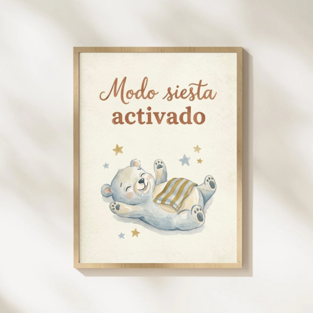 Lámina infantil «Modo siesta activado» con ilustración de osito durmiendo – Viva La Home