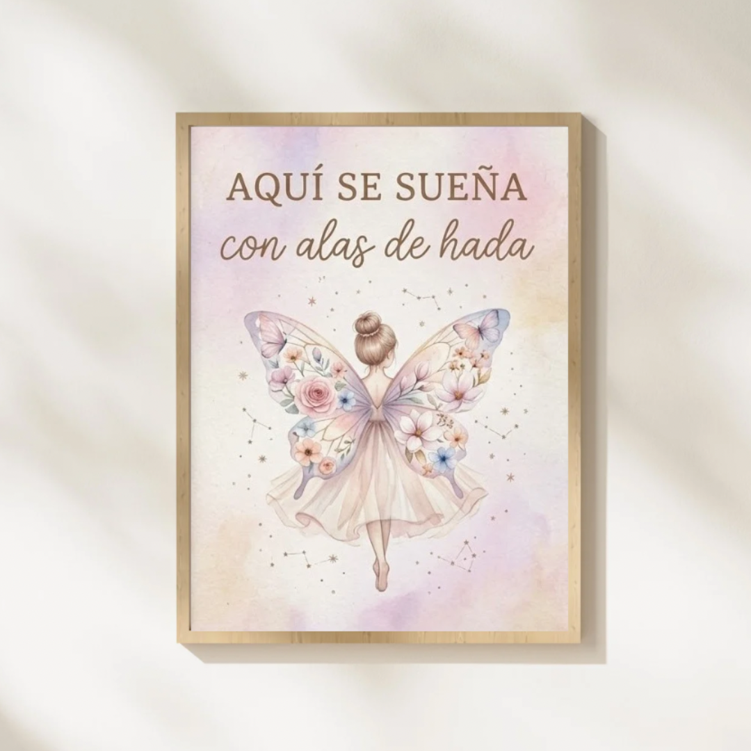 Lámina infantil «Aquí se sueña con alas de hada» con ilustración de hada con alas de flores – Viva La Home