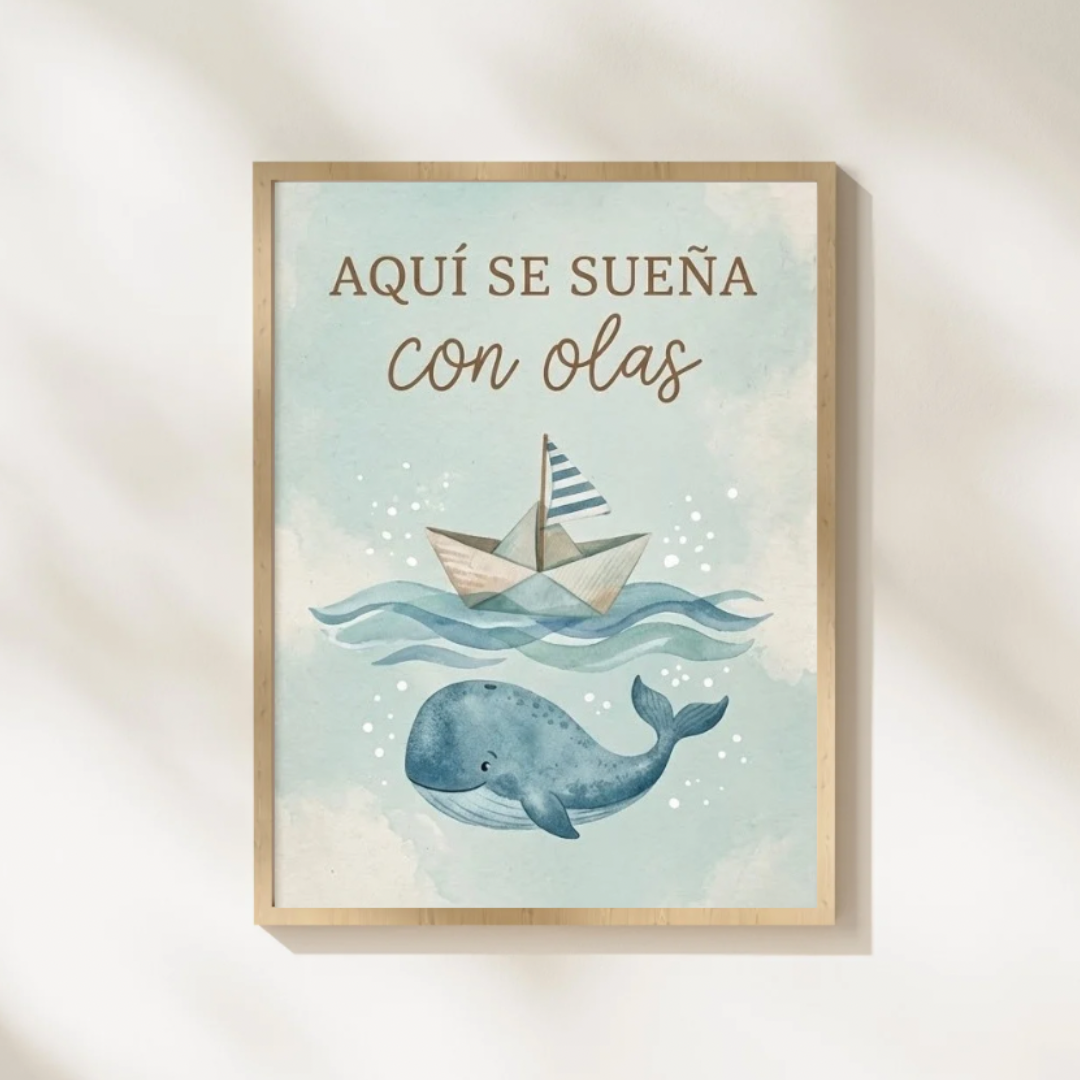 Lámina infantil «Aquí se sueña con olas» con ilustración de ballena y barco de papel – Viva La Home