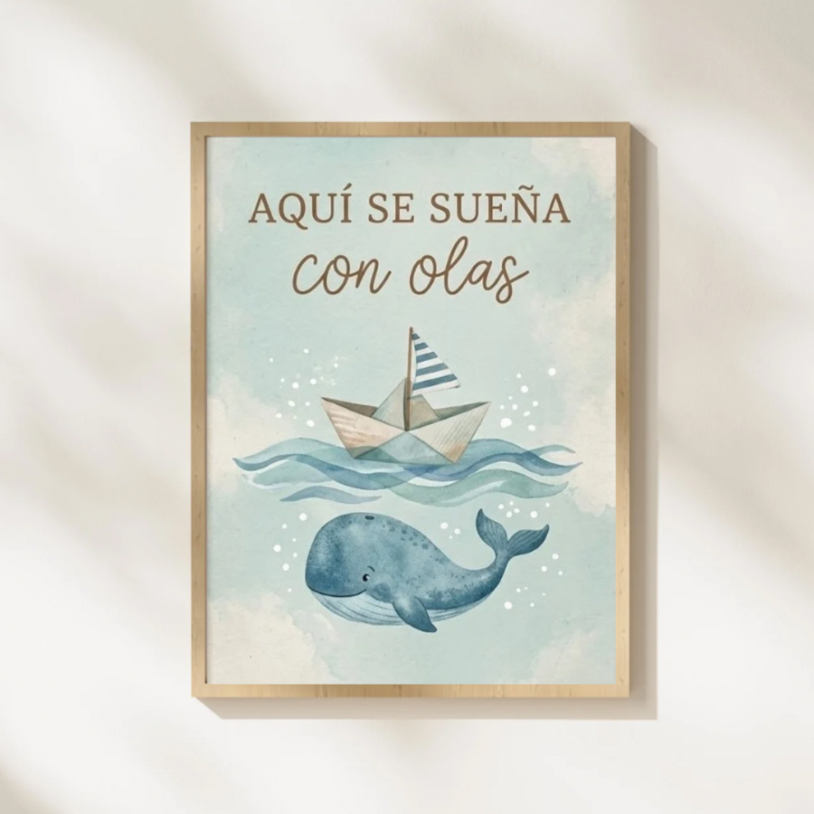 Lámina infantil «Aquí se sueña con olas» con ilustración de ballena y barco de papel – Viva La Home